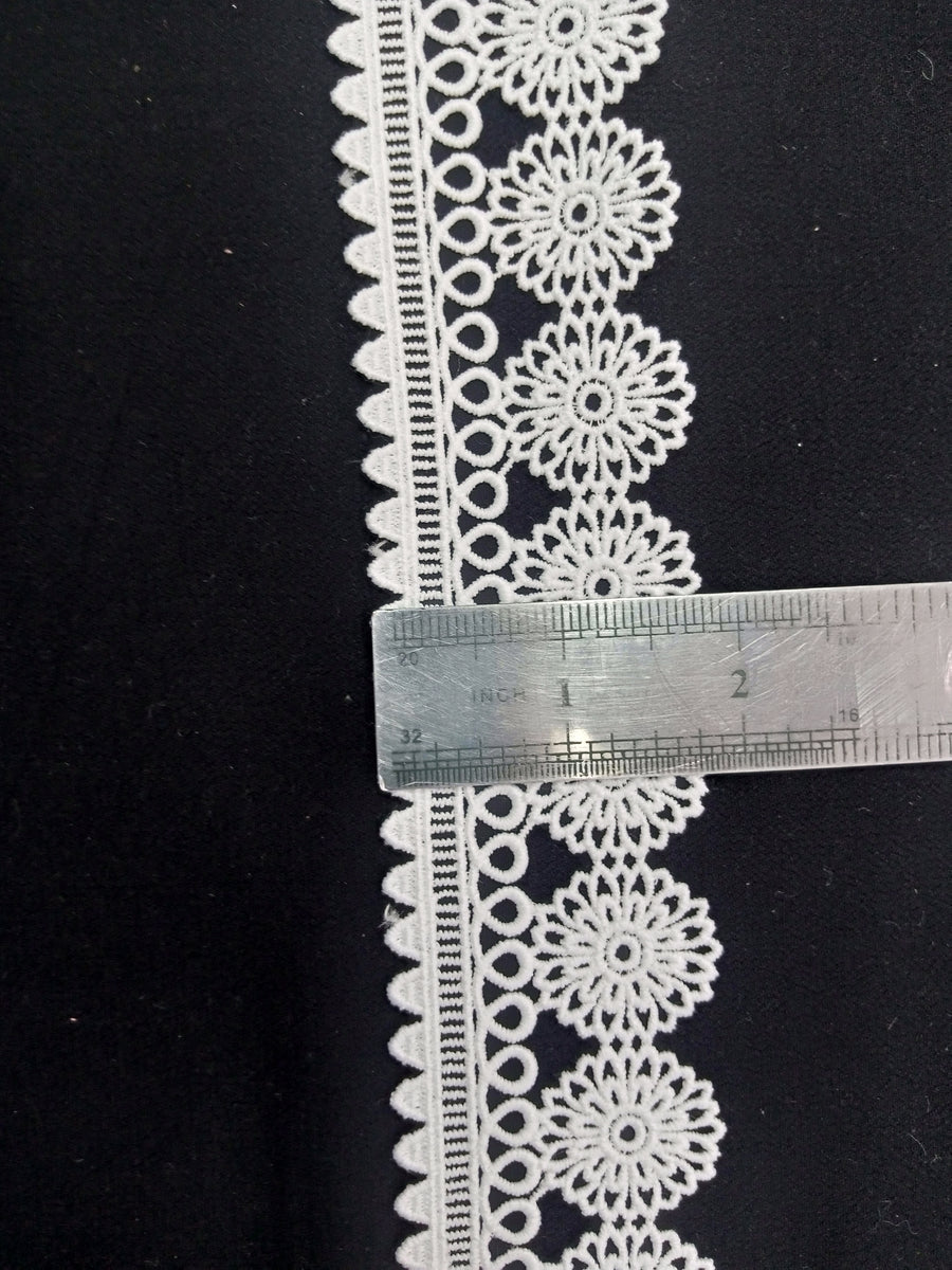 LC14776 - Milky Lace – Fancy Button Corner