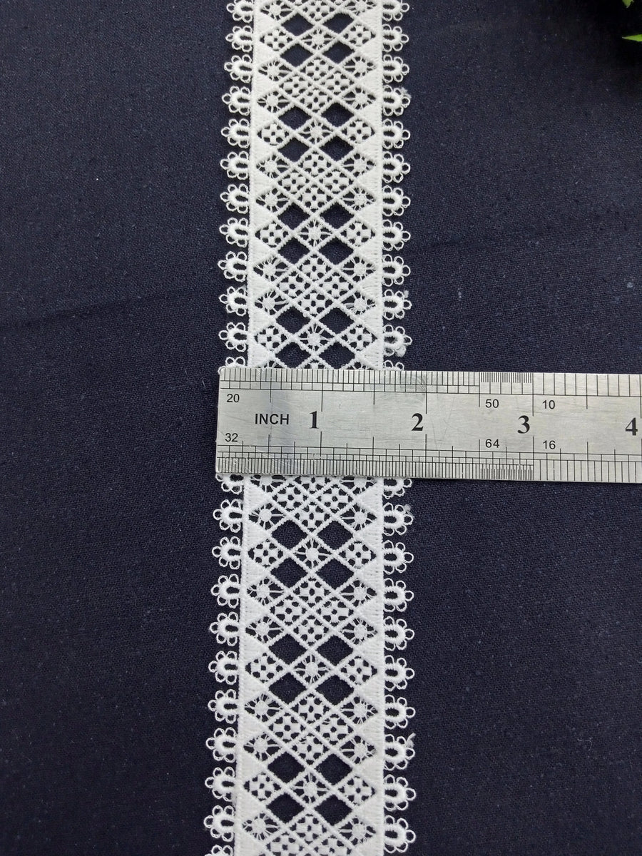 LC15182 - Milky Lace – Fancy Button Corner