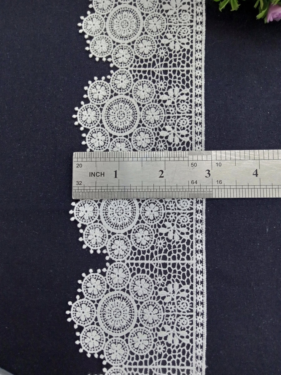 LC15198 - Milky Lace – Fancy Button Corner