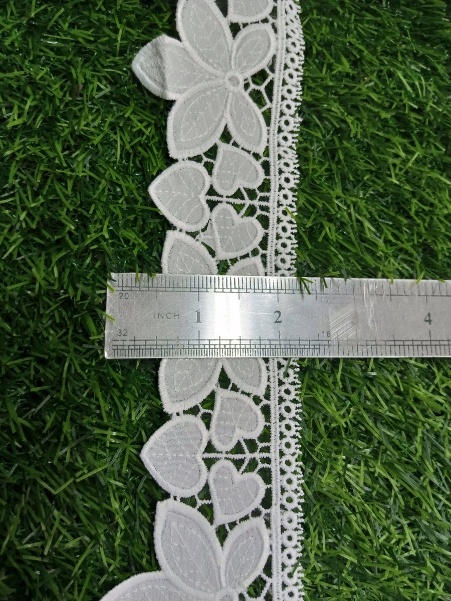 LC13650 - Milky Lace – Fancy Button Corner